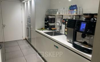 Kantoorpand op Brouwerijstraat 10 in Enschede met moderne pantry en koffiezetapparatuur.
