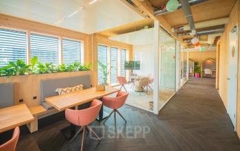 Moderne kantoorruimte in Enschede met glazen wanden, houten details en stijlvolle meubels biedt lichte en inspirerende werkplekken. Ideaal om te huren voor een professioneel en aangenaam kantoorpand.