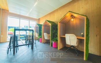 Kantoorruimte huren op Moutlaan 1-23, Enschede. Moderne werkplekken met houten panelen en gezellige zitjes in een inspirerende sfeer. Ideaal voor degenen die kantoren met karakter zoeken.