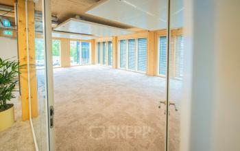 Ruime, moderne kantoorruimte te huur op Moutlaan 1-23 in Enschede met veel natuurlijk licht door grote raampartijen en een strak design.