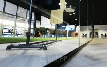 Kantoor te Enschede, Hoedemakerplein 2, met moderne afwerking en grote ramen. Ideale ruimte voor kantoorruimte huren, met voldoende natuurlijk licht en stijlvol interieur. Gezellig ingericht met planten en kunst.