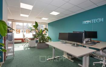 Moderne kantoorruimte huren aan de Boddenkampsingel 95 in Enschede, met ruime werkplekken, groene accenten en uitzicht op de omgeving.