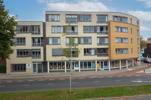 Buitenzijde van een modern kantoorpand aan de Boddenkampsingel 95 in Enschede voor kantoorruimte huren.