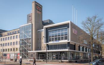 Modern kantoorpand aan de Kuipersdijk 2-4 in Enschede met glazen gevels en strakke architectuur. Ideaal voor kantoorruimte huren.