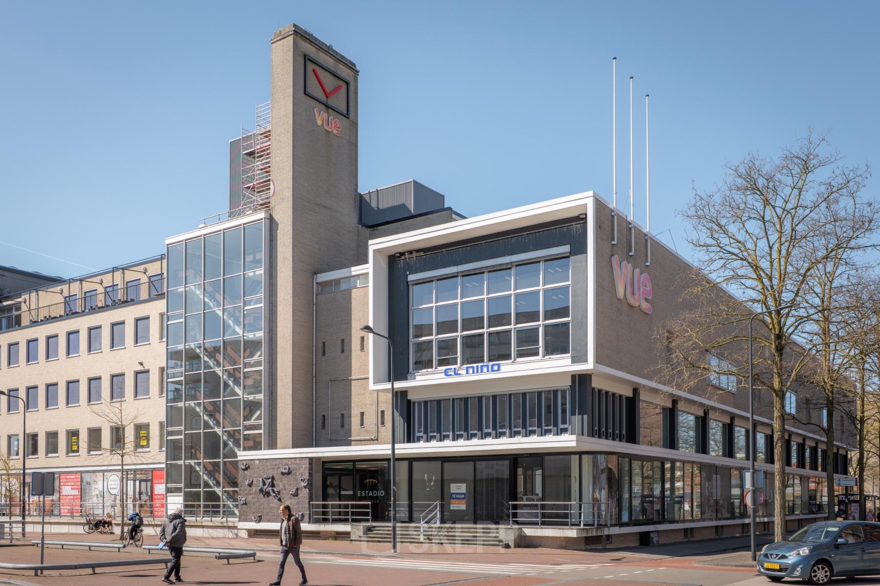 Modern kantoorpand aan de Kuipersdijk 2-4 in Enschede met glazen gevels en strakke architectuur. Ideaal voor kantoorruimte huren.