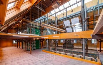 Kantoorruimte huren op Prins Hendrikkade 3 in Franeker met moderne glazen wanden. Het interieur van het kantoorpand bevat houten balken en ruime werkplekken, ideaal voor een inspirerende werkomgeving.