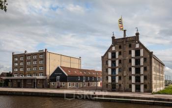 Kantoorpand aan Prins Hendrikkade 3 in Franeker met historische gevels direct aan het water.