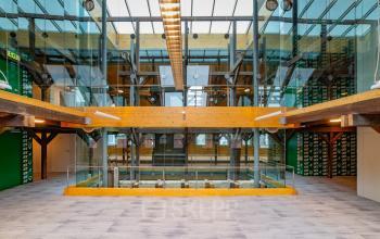 Moderne kantoorruimte met glazen wanden en houten balken op Prins Hendrikkade 3 in Franeker, ideaal voor wie kantoorruimte wil huren.