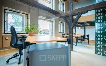 Kantoor op Prins Hendrikkade 3 in Franeker met een lichte, moderne inrichting en uitzicht op historische gebouwen. Ideaal voor kantoorruimte huren met functionele werkplekken en een uitnodigende sfeer.
