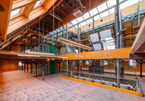 Kantoorruimte huren op Prins Hendrikkade 3 in Franeker met moderne glazen wanden. Het interieur van het kantoorpand bevat houten balken en ruime werkplekken, ideaal voor een inspirerende werkomgeving.