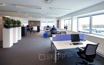 Kantoorruimte met werkplekken