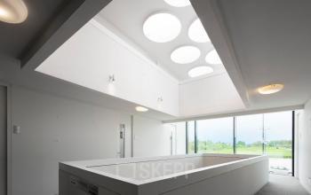Lichte kantoorruimte te huur op Transportlaan 1-151 in Geleen, met modern design en groot raam voor natuurlijke lichtinval.