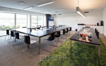 Kantoorruimte in Geleen met vergadertafels, moderne stoelen en presentatieapparatuur, beschikbaar voor huur aan de Transportlaan 1-151.