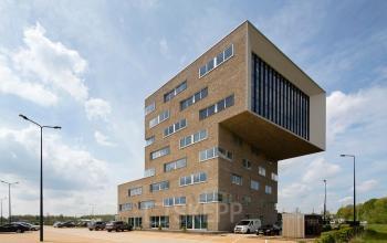 Modern kantoorpand op Transportlaan 1-151 in Geleen met opvallend design, ideaal voor wie kantoorruimte wil huren.