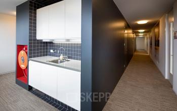 De pantry in het kantoorgebouw