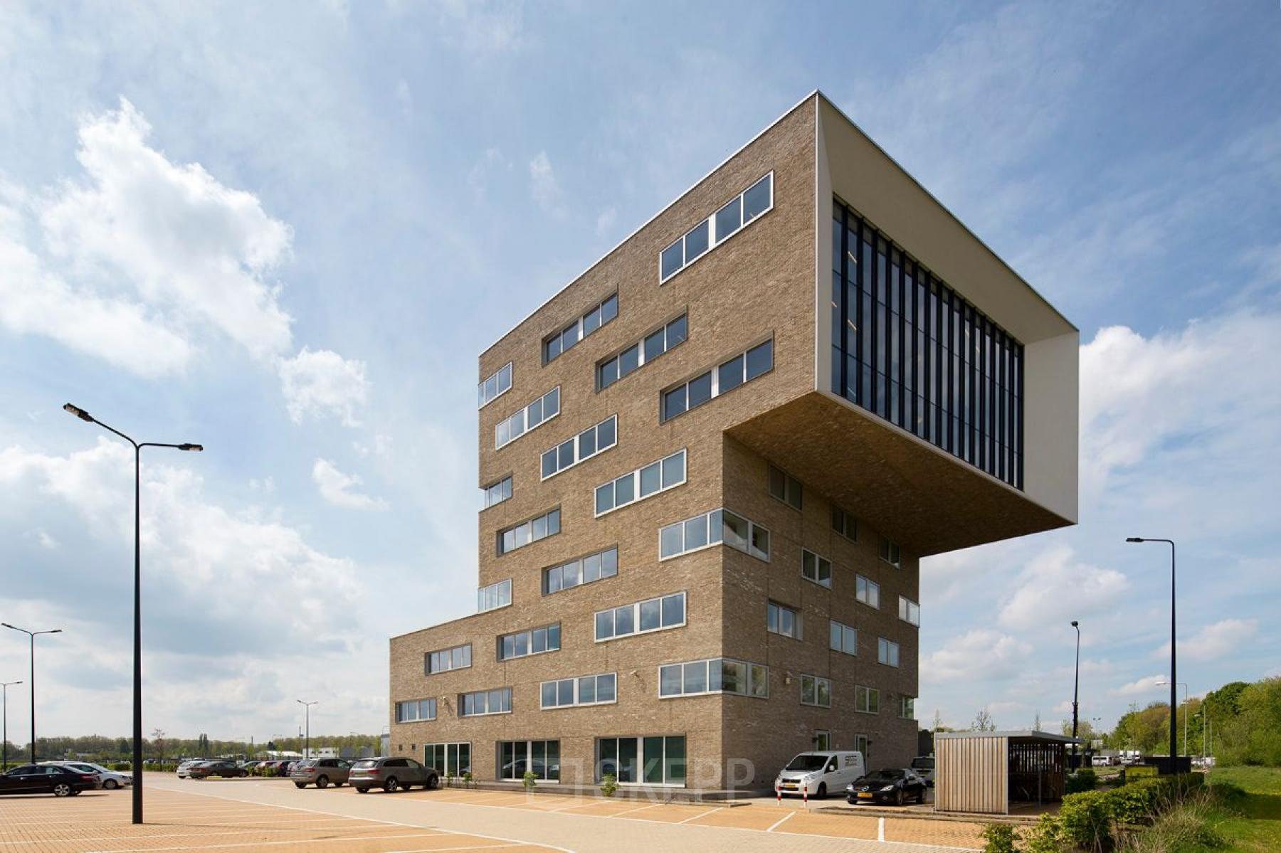 Modern kantoorpand op Transportlaan 1-151 in Geleen met opvallend design, ideaal voor wie kantoorruimte wil huren.