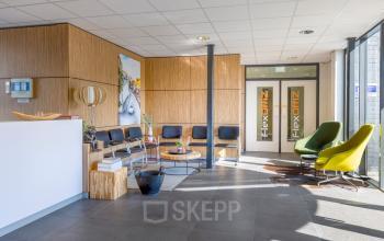 Kantoorruimte huren in Gorinchem aan de Techniekweg 15, met een moderne wachtruimte, comfortabele stoelen en een warme uitstraling.