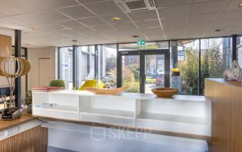 Kantoorruimte huren aan Techniekweg 15, Gorinchem met lichte inrichting en stijlvolle accenten. Ideaal kantoorpand voor diverse zakelijke behoeften.