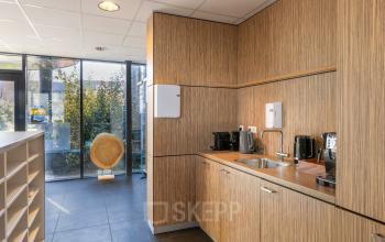 Moderne pantry in kantoorpand aan de Techniekweg 15, Gorinchem, met stijlvolle houten afwerking en moderne voorzieningen ideaal voor kantoorruimte huren.