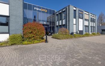 Kantoorpand op Techniekweg 15 in Gorinchem met moderne uitstraling. Ideale locatie voor wie kantoorruimte wil huren.