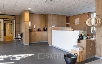 Moderne kantoorruimte op Techniekweg 15 in Gorinchem met stijlvolle houten panelen en een uitnodigende balie. Perfect om je volgende kantoorpand te huren.