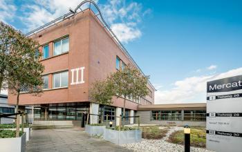 Kantoorpand Tielweg 30 in Gouda, met een moderne bakstenen gevel en goed onderhouden buitenomgeving, ideaal voor kantorruimte huren.