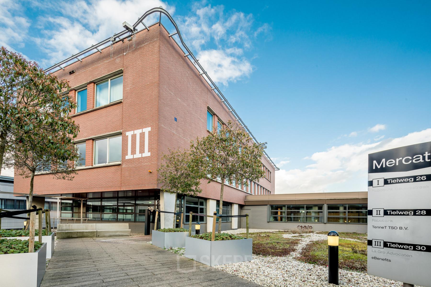 Kantoorpand Tielweg 30 in Gouda, met een moderne bakstenen gevel en goed onderhouden buitenomgeving, ideaal voor kantorruimte huren.