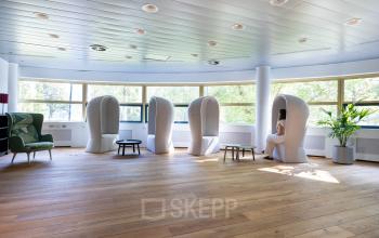 Moderne kantoorruimte huren op Groningenweg 8 8 in Gouda met unieke zitcapsules en een groene omgeving voor inspiratie.