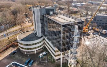 Buitenkant van kantoorpand aan de Groningenweg 8 8 in Gouda met moderne glasgevel en parkeerplaats. Geschikt voor kantoorruimte huren.