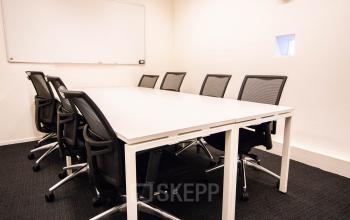 Vergaderruimte in het kantoorpand op Kampenringweg 45 in Gouda, voorzien van een lange tafel en meerdere stoelen, ideaal voor kantoorruimte huren.