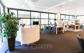 Moderne kantoorruimte huren op Kampenringweg 45 in Gouda met lichte werkplekken en een stijlvolle ontvangstbalie.