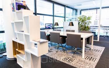 Moderne kantoorruimte aan de Kampenringweg 45 in Gouda, met vergadertafel, comfortabele stoelen en open kast. Ideaal voor kantoorruimte huren voor diverse zakelijke doeleinden.