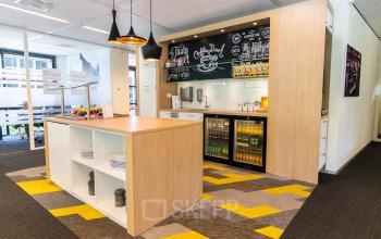 Moderne en gemeubileerde kantoorruimte huren in Gouda op Kampenringweg 45, met een uitnodigende pantry en verfrissende inrichting.