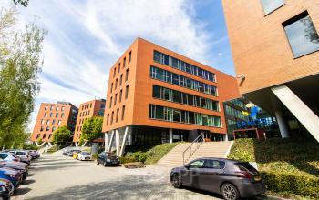 Modern kantoorpand aan de Kampenringweg 45 te Gouda met ruime parkeerplaats en uitnodigende entree. Ideaal voor kantoorruimte huren in een levendige omgeving.