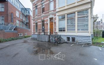 Ingang parkeerplaats kantoorpand kantoorruimte kantoorkamer Groningen stad
