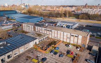 Kantoorpand op Atoomweg 6B, Groningen met ruime parkeergelegenheid. Ideaal voor huur vanwege de centrale ligging en goede bereikbaarheid.