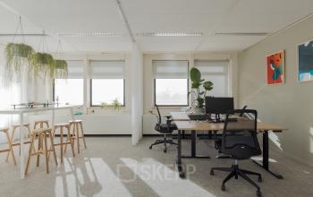 Moderne kantoorruimte met veel natuurlijk licht, planten, en werkplek aan de Atoomweg 6B, Groningen. Een fijne plek voor creatief en productief werken met uitzicht op de stad.