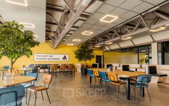 Ruime kantoorruimte huren op Atoomweg 6B, Groningen. Moderne indeling met flexibele werkplekken en gezellige zitjes. Ideaal voor teamwerk of individuele focuswerkzaamheden.