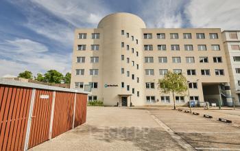 Vooraanzicht van een kantoorpand gelegen aan Leonard Springerlaan 7, in Groningen, met meerdere verdiepingen en een moderne uitstraling. Gelegen op een zonnige dag met blauwe lucht.