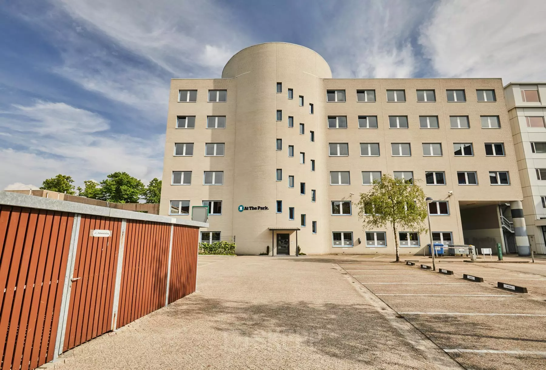 Vooraanzicht van een kantoorpand gelegen aan Leonard Springerlaan 7, in Groningen, met meerdere verdiepingen en een moderne uitstraling. Gelegen op een zonnige dag met blauwe lucht.