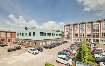 Exterieur van het kantoorpand op Friesestraatweg 207-221 in Groningen, met ruimte voor kantoorruimte huren en voldoende parkeergelegenheid.
