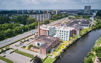 Luchtfoto van kantoorpand aan de Friesestraatweg 207-221 in Groningen, met modern ontwerp en parkeergelegenheid. Geschikt voor kantoorruimte huren in een zakelijke omgeving.