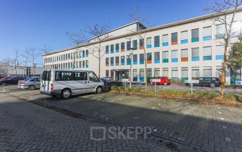Kantoorpand aan Zernikepark 12, Groningen, met parkeerplaatsen aan de voorzijde.