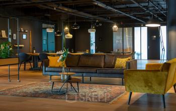 Moderne en sfeervolle kantoorruimte in kantoorpand Winschoterdiep 50, Groningen met comfortabele zitgelegenheden en stijlvol interieur.