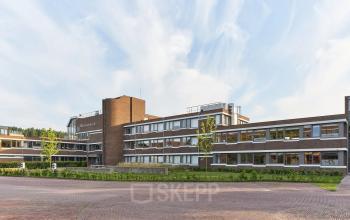 Kantoorpand aan de Schweitzerlaan 12 in Groningen, geschikt voor degenen die kantoorruimte willen huren. Het gebouw heeft een moderne uitstraling met bakstenen gevel en ruime ramen.