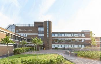 Bakstenen kantoorpand op Schweitzerlaan 12, Groningen, met moderne ramen en groenvoorziening aan de voorkant. Ideaal voor kantoorruimte huren in een zakelijke omgeving.