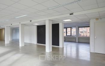 Lege kantoorruimte met witte muren en grote ramen voor veel natuurlijk licht, gelegen aan Schweitzerlaan 12 in Groningen. Perfecte plek voor wie kantoorruimte wil huren.