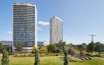 Uitzicht op kantoorpand op Helperpark 270-298 in Groningen, met moderne architectuur en groene omgeving. Ideaal voor kantoorruimte huren.