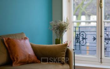 Gezellige kantoorhoek met uitzicht op Haarlem Centraal Station vanuit Kennemerplein 20, perfect voor bedrijven die een kantoorruimte willen huren.