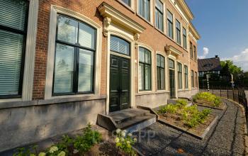 Buitenkant van een kantoorpand op Kennemerplein 20, Haarlem Centraal Station. Traditioneel met baksteen, grote ramen en een klassieke uitstraling. Kantoorruimte huren in deze locatie biedt charme en toegankelijkheid.
